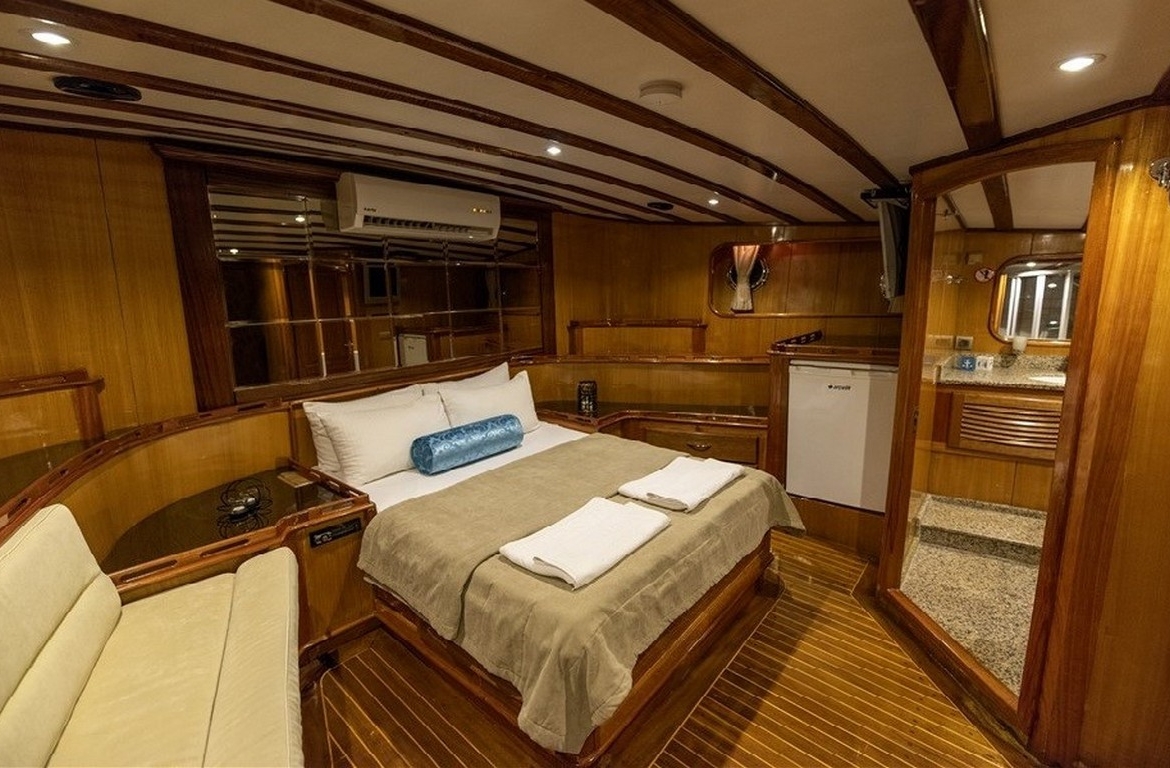 Kayhan 5 Gulet ile Ege ve Akdeniz’in en güzel koylarını keşfedin. 12 kişilik kapasite, konforlu kabinler ve özel mavi yolculuk deneyimi.