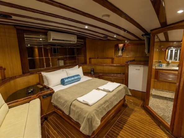 Kayhan 5 Gulet ile Ege ve Akdeniz’in en güzel koylarını keşfedin. 12 kişilik kapasite, konforlu kabinler ve özel mavi yolculuk deneyimi.