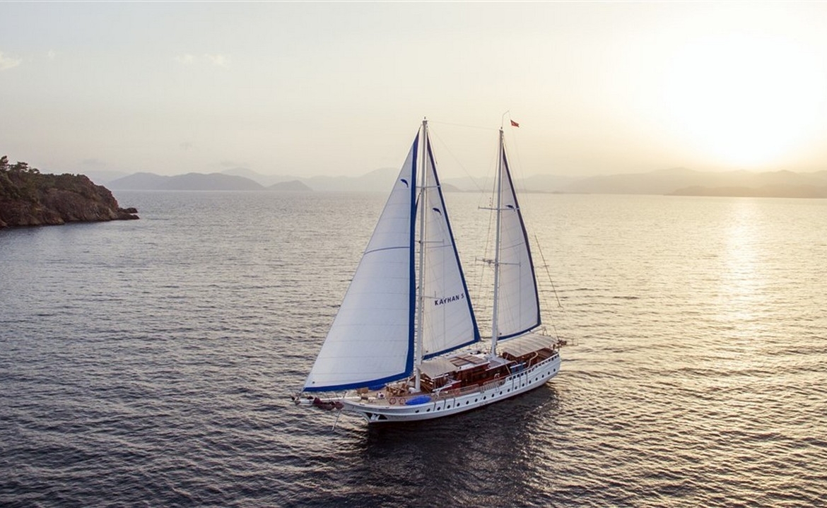 Kayhan 5 Gulet ile Ege ve Akdeniz’in en güzel koylarını keşfedin. 12 kişilik kapasite, konforlu kabinler ve özel mavi yolculuk deneyimi.