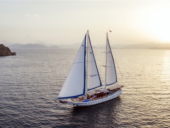 Kayhan 5 Gulet ile Ege ve Akdeniz’in en güzel koylarını keşfedin. 12 kişilik kapasite, konforlu kabinler ve özel mavi yolculuk deneyimi.