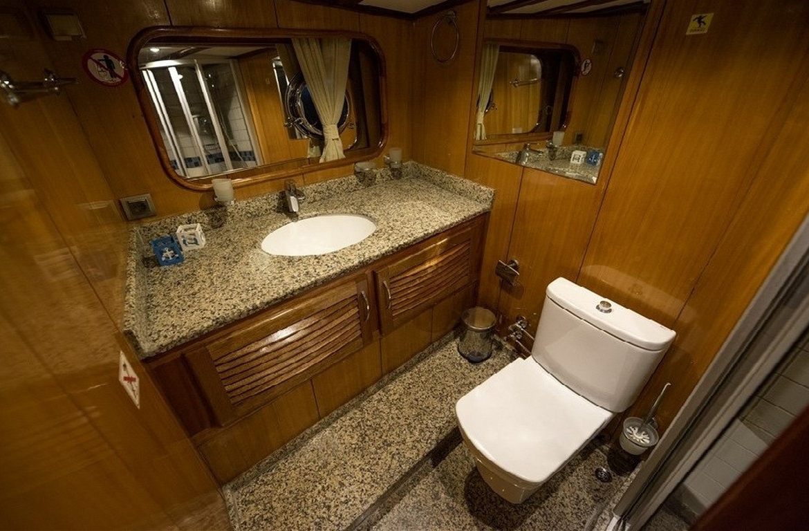 Kayhan 5 Gulet ile Ege ve Akdeniz’in en güzel koylarını keşfedin. 12 kişilik kapasite, konforlu kabinler ve özel mavi yolculuk deneyimi.