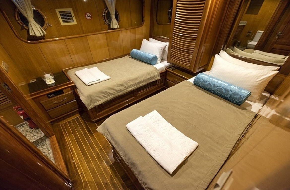 Kayhan 5 Gulet ile Ege ve Akdeniz’in en güzel koylarını keşfedin. 12 kişilik kapasite, konforlu kabinler ve özel mavi yolculuk deneyimi.