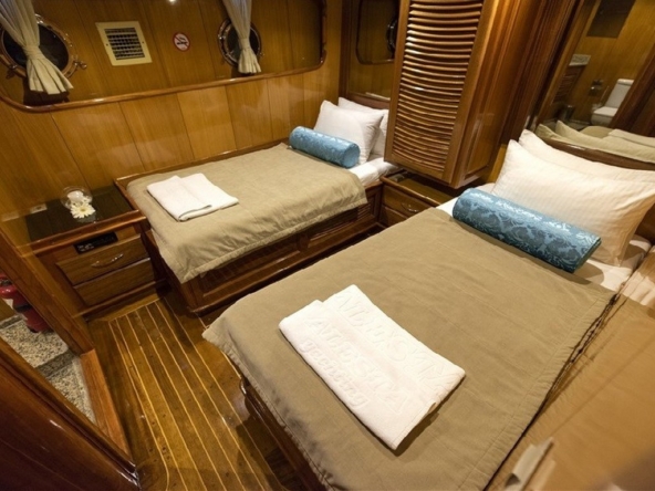 Kayhan 5 Gulet ile Ege ve Akdeniz’in en güzel koylarını keşfedin. 12 kişilik kapasite, konforlu kabinler ve özel mavi yolculuk deneyimi.