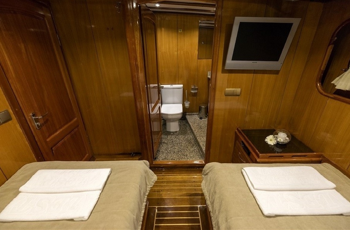 Kayhan 5 Gulet ile Ege ve Akdeniz’in en güzel koylarını keşfedin. 12 kişilik kapasite, konforlu kabinler ve özel mavi yolculuk deneyimi.