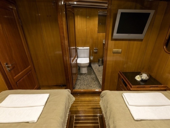 Kayhan 5 Gulet ile Ege ve Akdeniz’in en güzel koylarını keşfedin. 12 kişilik kapasite, konforlu kabinler ve özel mavi yolculuk deneyimi.