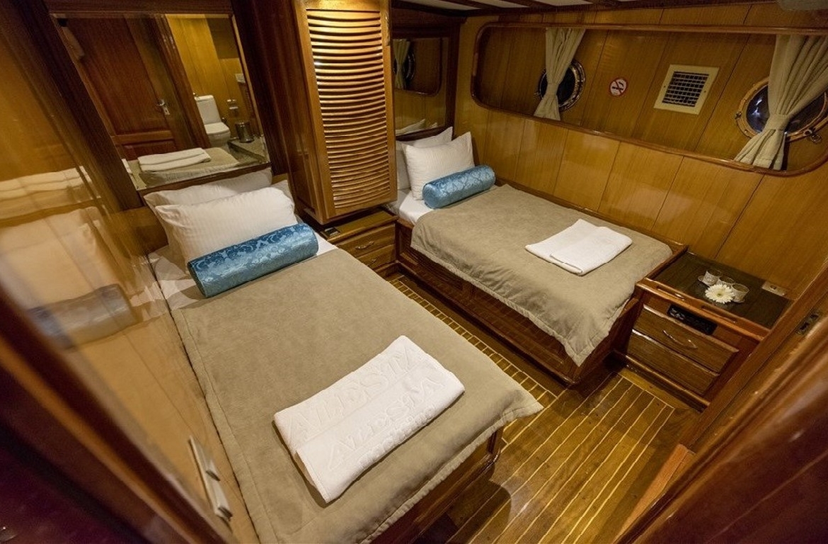 Kayhan 5 Gulet ile Ege ve Akdeniz’in en güzel koylarını keşfedin. 12 kişilik kapasite, konforlu kabinler ve özel mavi yolculuk deneyimi.