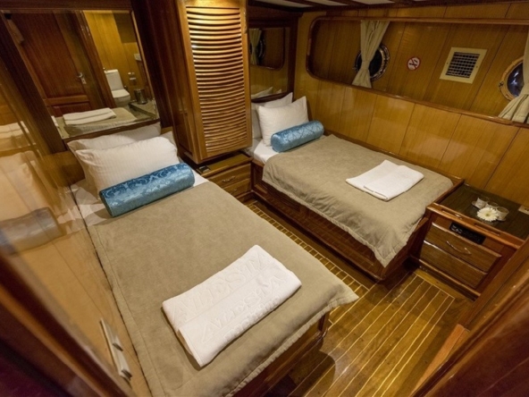 Kayhan 5 Gulet ile Ege ve Akdeniz’in en güzel koylarını keşfedin. 12 kişilik kapasite, konforlu kabinler ve özel mavi yolculuk deneyimi.