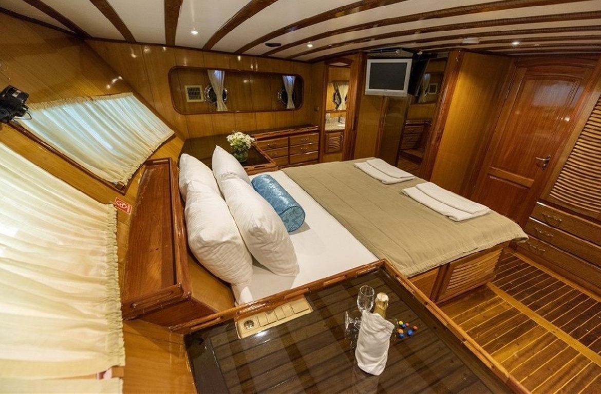 Kayhan 5 Gulet ile Ege ve Akdeniz’in en güzel koylarını keşfedin. 12 kişilik kapasite, konforlu kabinler ve özel mavi yolculuk deneyimi.