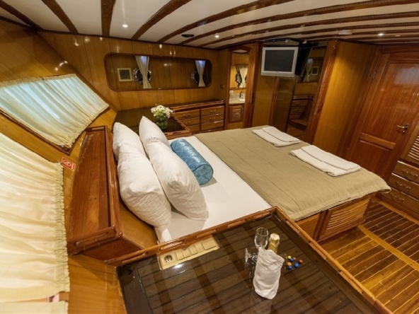 Kayhan 5 Gulet ile Ege ve Akdeniz’in en güzel koylarını keşfedin. 12 kişilik kapasite, konforlu kabinler ve özel mavi yolculuk deneyimi.