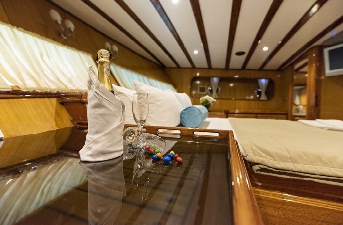 Kayhan 5 Gulet ile Ege ve Akdeniz’in en güzel koylarını keşfedin. 12 kişilik kapasite, konforlu kabinler ve özel mavi yolculuk deneyimi.