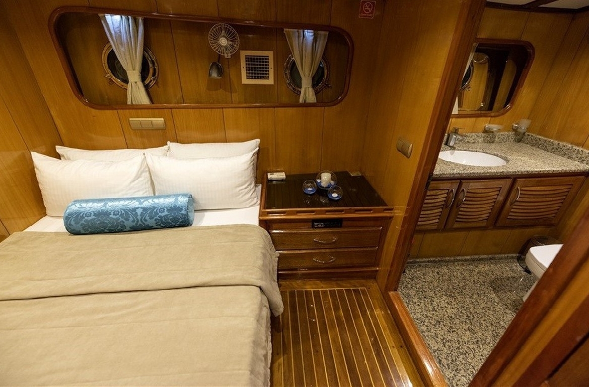 Kayhan 5 Gulet ile Ege ve Akdeniz’in en güzel koylarını keşfedin. 12 kişilik kapasite, konforlu kabinler ve özel mavi yolculuk deneyimi.