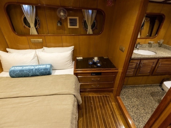 Kayhan 5 Gulet ile Ege ve Akdeniz’in en güzel koylarını keşfedin. 12 kişilik kapasite, konforlu kabinler ve özel mavi yolculuk deneyimi.