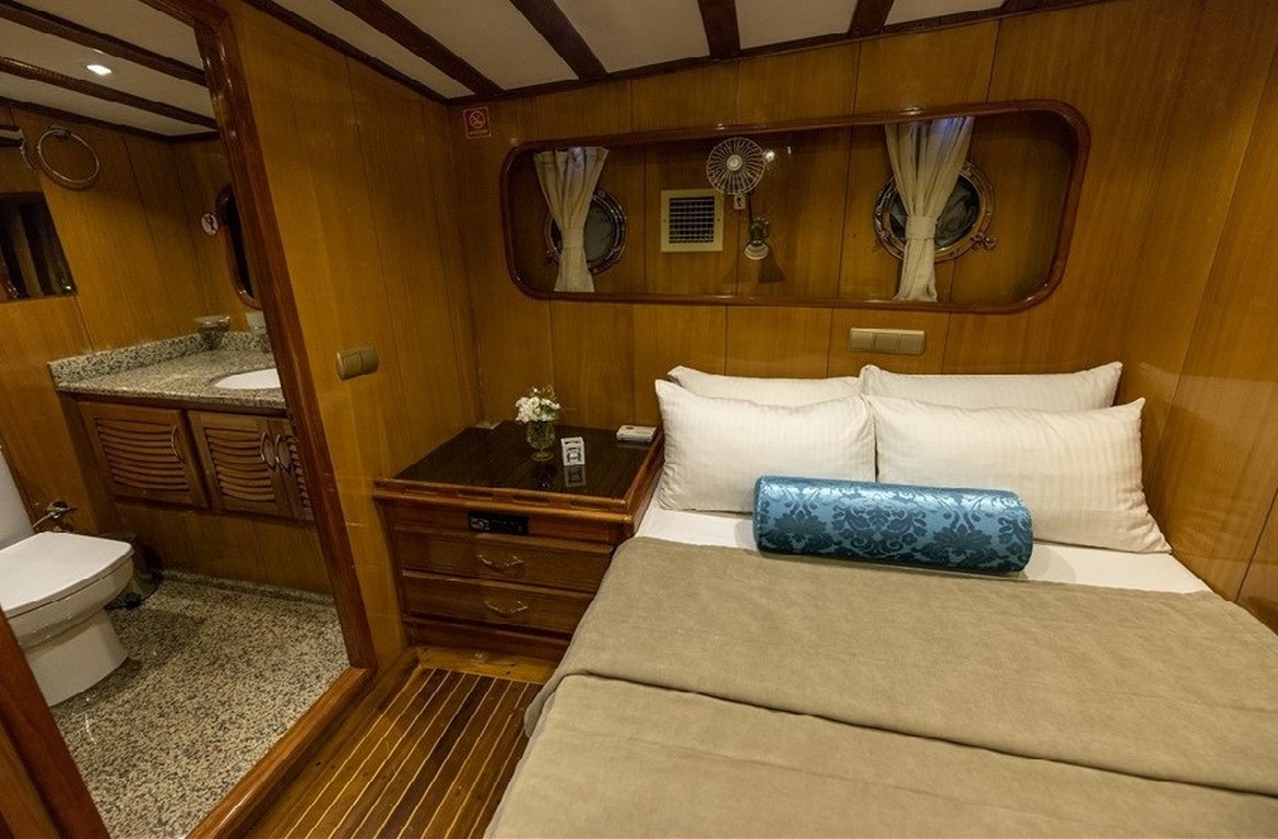 Kayhan 5 Gulet ile Ege ve Akdeniz’in en güzel koylarını keşfedin. 12 kişilik kapasite, konforlu kabinler ve özel mavi yolculuk deneyimi.