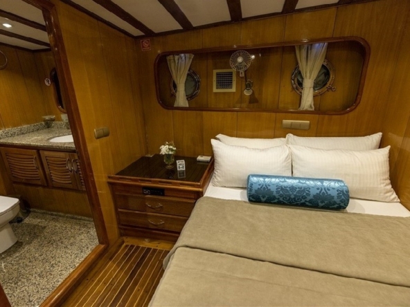 Kayhan 5 Gulet ile Ege ve Akdeniz’in en güzel koylarını keşfedin. 12 kişilik kapasite, konforlu kabinler ve özel mavi yolculuk deneyimi.