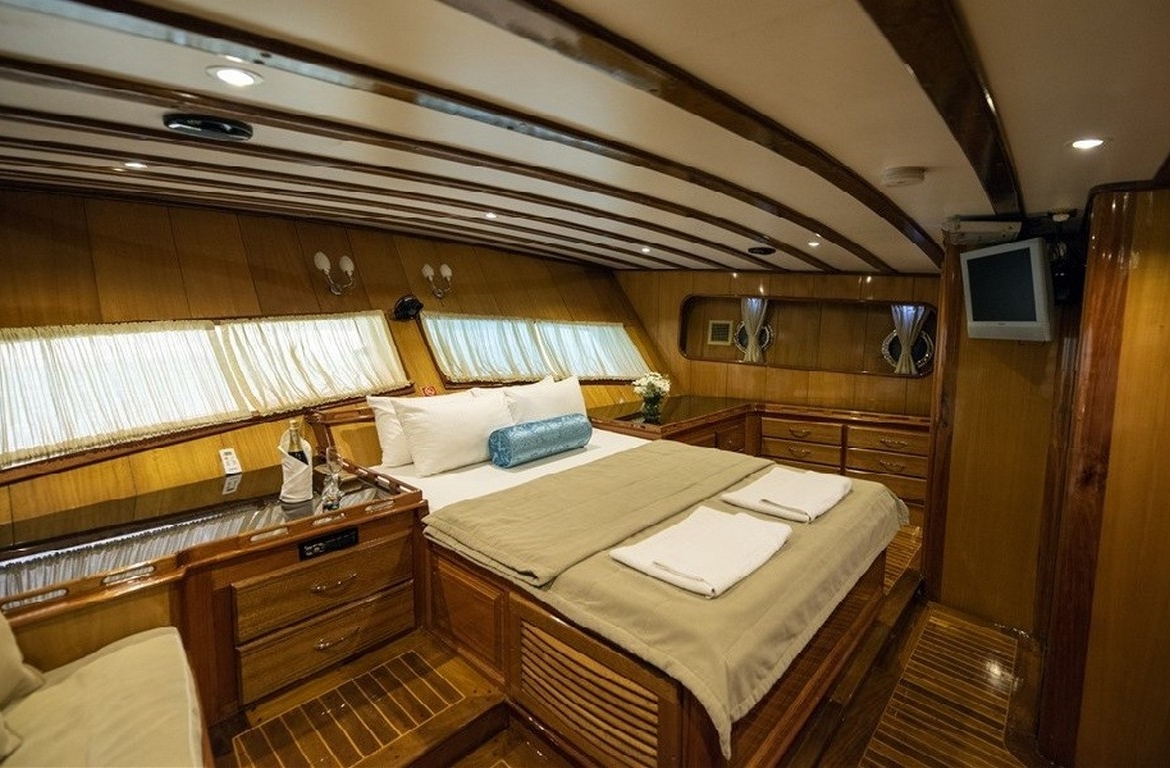 Kayhan 5 Gulet ile Ege ve Akdeniz’in en güzel koylarını keşfedin. 12 kişilik kapasite, konforlu kabinler ve özel mavi yolculuk deneyimi.