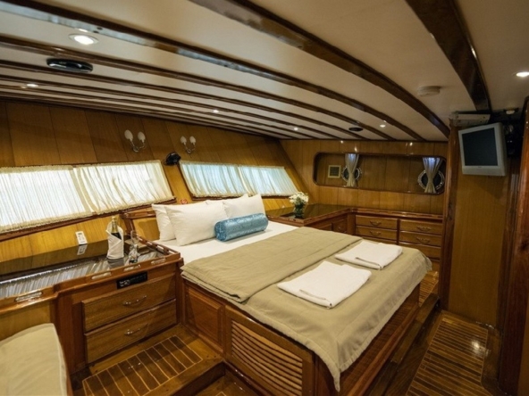 Kayhan 5 Gulet ile Ege ve Akdeniz’in en güzel koylarını keşfedin. 12 kişilik kapasite, konforlu kabinler ve özel mavi yolculuk deneyimi.