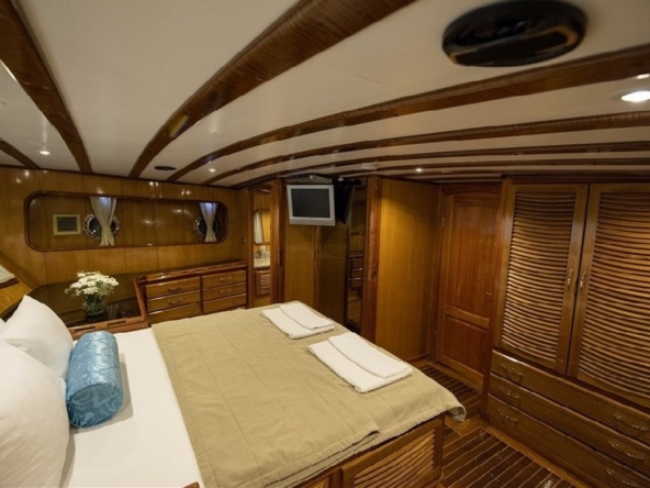 Kayhan 5 Gulet ile Ege ve Akdeniz’in en güzel koylarını keşfedin. 12 kişilik kapasite, konforlu kabinler ve özel mavi yolculuk deneyimi.