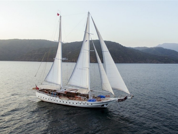 Kayhan 5 Gulet ile Ege ve Akdeniz’in en güzel koylarını keşfedin. 12 kişilik kapasite, konforlu kabinler ve özel mavi yolculuk deneyimi.