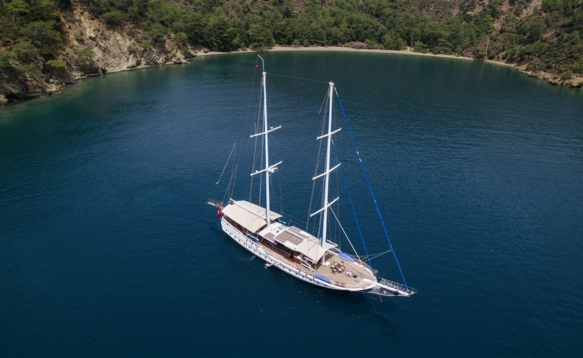 Kayhan 5 Gulet ile Ege ve Akdeniz’in en güzel koylarını keşfedin. 12 kişilik kapasite, konforlu kabinler ve özel mavi yolculuk deneyimi.