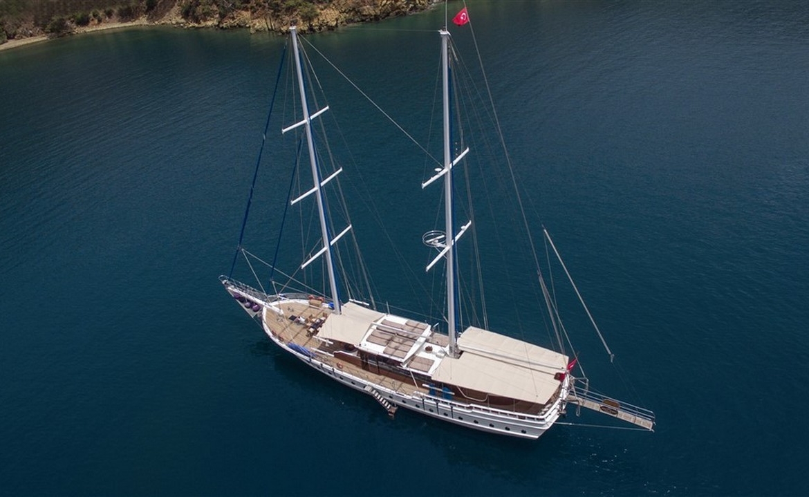 Kayhan 5 Gulet ile Ege ve Akdeniz’in en güzel koylarını keşfedin. 12 kişilik kapasite, konforlu kabinler ve özel mavi yolculuk deneyimi.