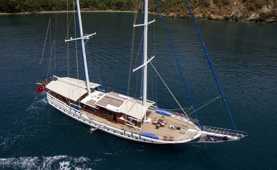 Kayhan 5 Gulet ile Ege ve Akdeniz’in en güzel koylarını keşfedin. 12 kişilik kapasite, konforlu kabinler ve özel mavi yolculuk deneyimi.