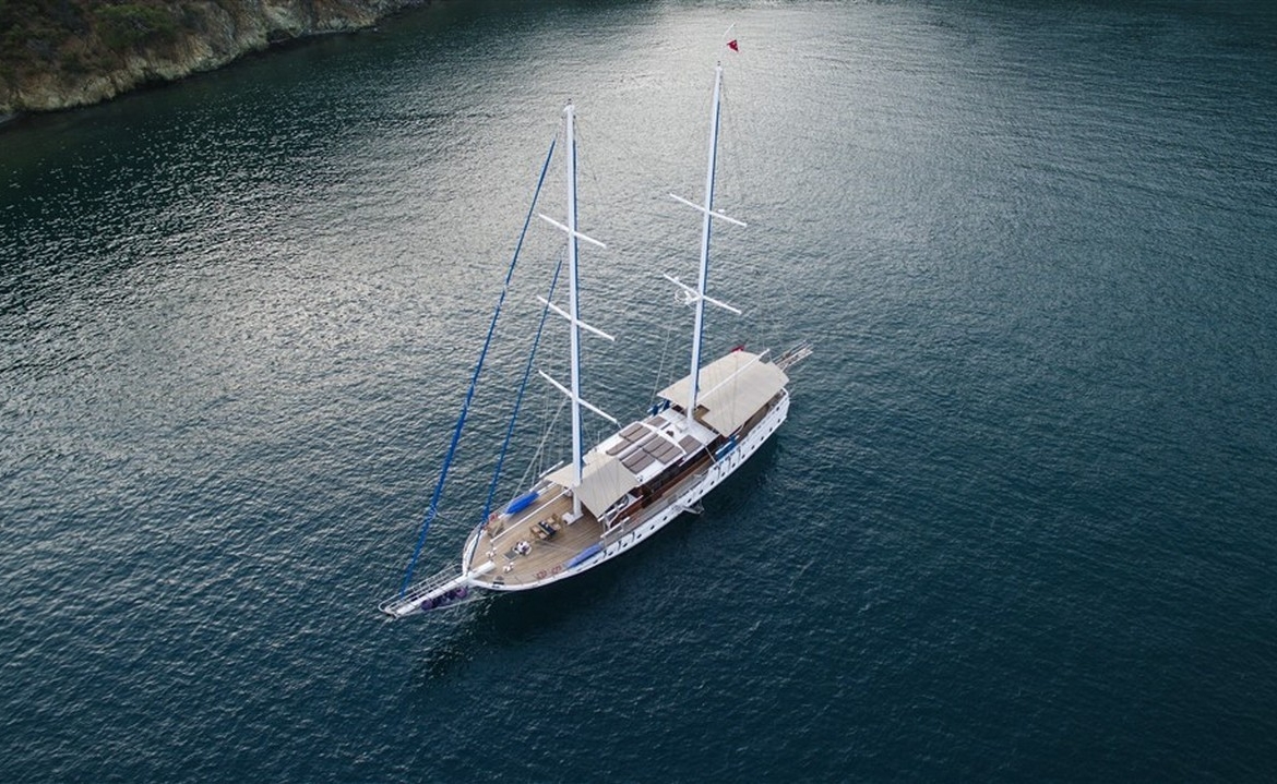 Kayhan 5 Gulet ile Ege ve Akdeniz’in en güzel koylarını keşfedin. 12 kişilik kapasite, konforlu kabinler ve özel mavi yolculuk deneyimi.
