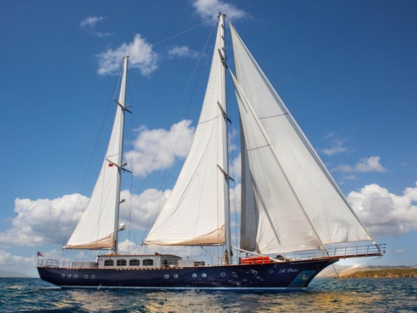 39 metre Le Pietre Gulet ile Göcek çıkışlı ultra lüks mavi tur deneyimi. 6 kabin, 12 kişilik konfor, flybridge ve su sporları seçenekleri.