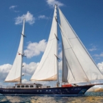 39 metre Le Pietre Gulet ile Göcek çıkışlı ultra lüks mavi tur deneyimi. 6 kabin, 12 kişilik konfor, flybridge ve su sporları seçenekleri.