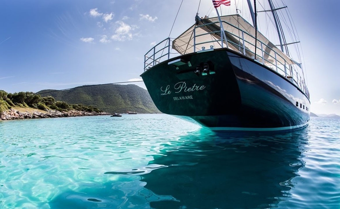 39 metre Le Pietre Gulet ile Göcek çıkışlı ultra lüks mavi tur deneyimi. 6 kabin, 12 kişilik konfor, flybridge ve su sporları seçenekleri.