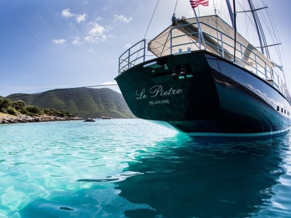 39 metre Le Pietre Gulet ile Göcek çıkışlı ultra lüks mavi tur deneyimi. 6 kabin, 12 kişilik konfor, flybridge ve su sporları seçenekleri.