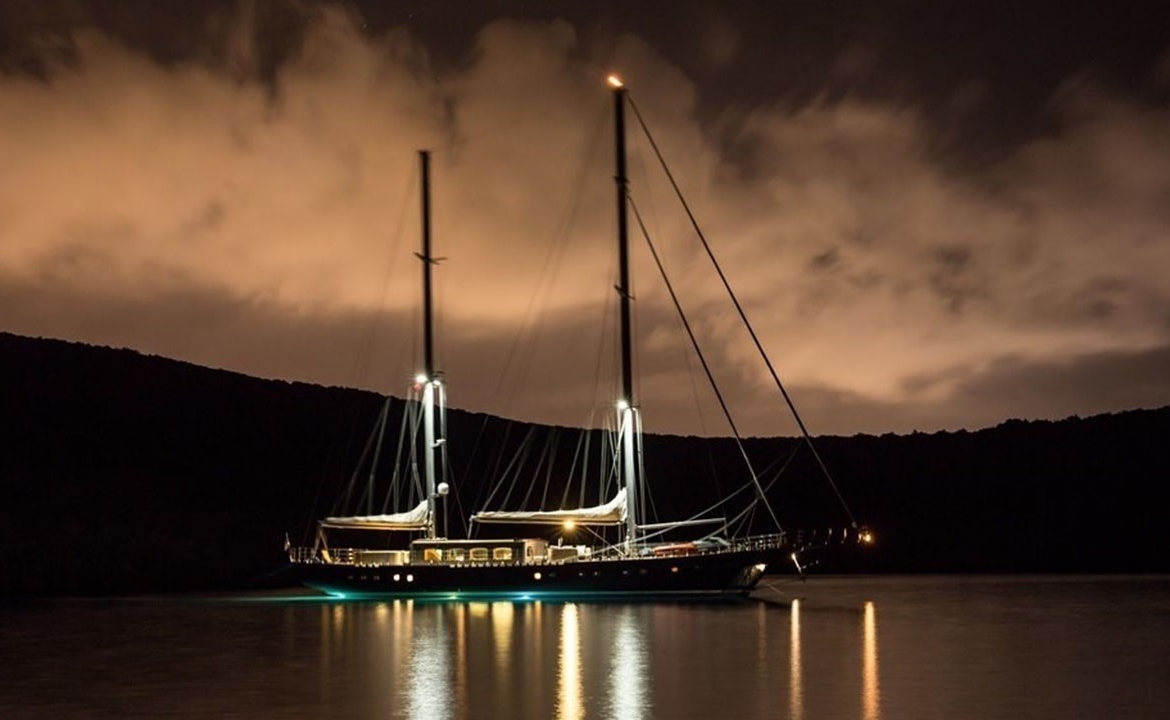 39 metre Le Pietre Gulet ile Göcek çıkışlı ultra lüks mavi tur deneyimi. 6 kabin, 12 kişilik konfor, flybridge ve su sporları seçenekleri.