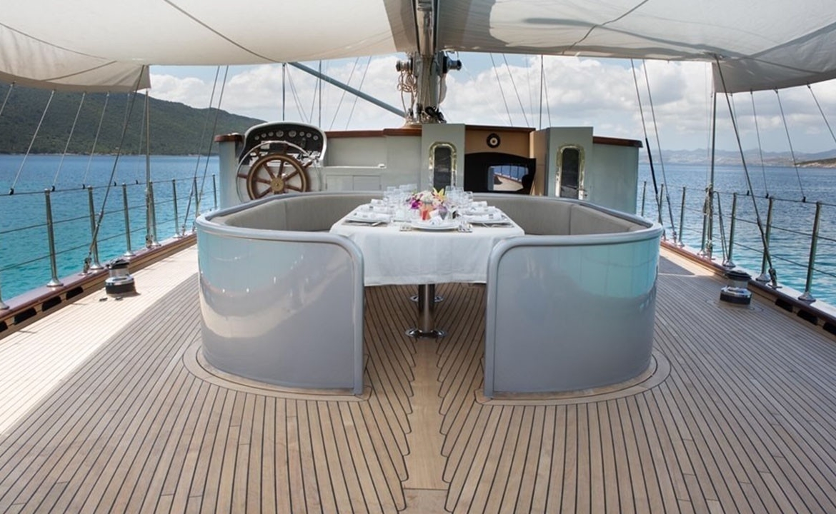 39 metre Le Pietre Gulet ile Göcek çıkışlı ultra lüks mavi tur deneyimi. 6 kabin, 12 kişilik konfor, flybridge ve su sporları seçenekleri.