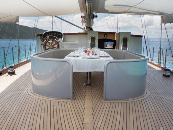 39 metre Le Pietre Gulet ile Göcek çıkışlı ultra lüks mavi tur deneyimi. 6 kabin, 12 kişilik konfor, flybridge ve su sporları seçenekleri.