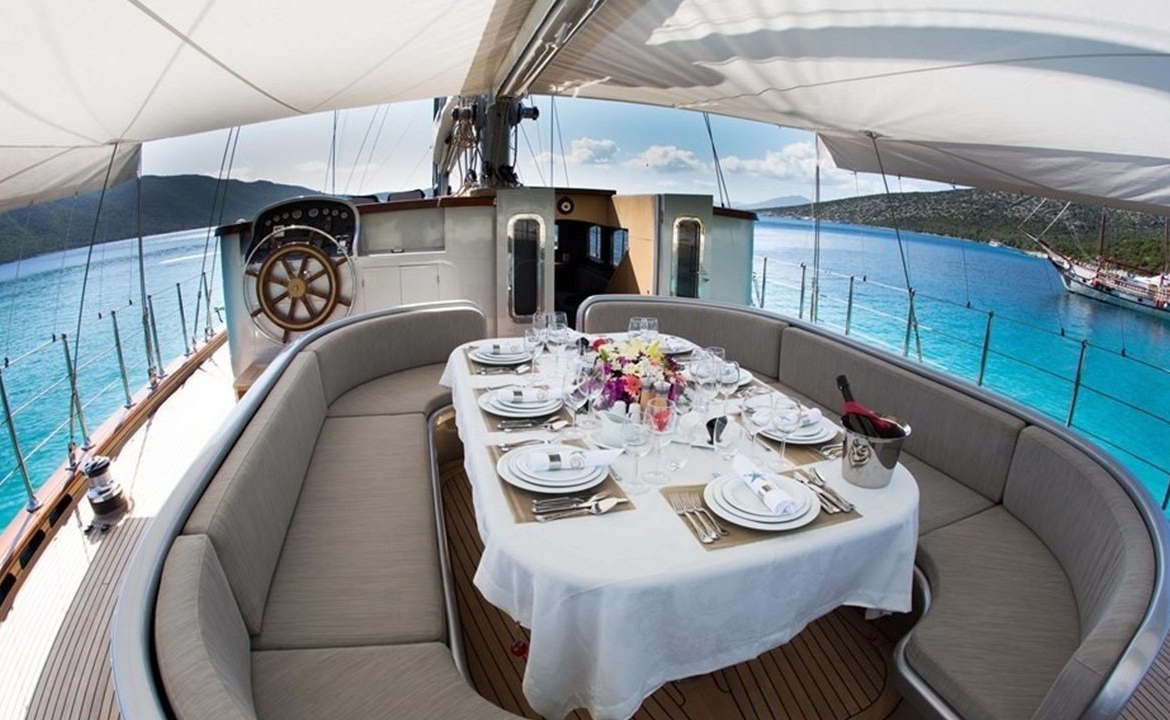 39 metre Le Pietre Gulet ile Göcek çıkışlı ultra lüks mavi tur deneyimi. 6 kabin, 12 kişilik konfor, flybridge ve su sporları seçenekleri.