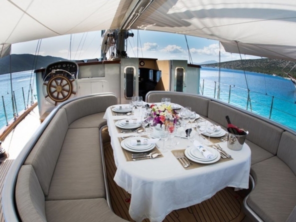 39 metre Le Pietre Gulet ile Göcek çıkışlı ultra lüks mavi tur deneyimi. 6 kabin, 12 kişilik konfor, flybridge ve su sporları seçenekleri.