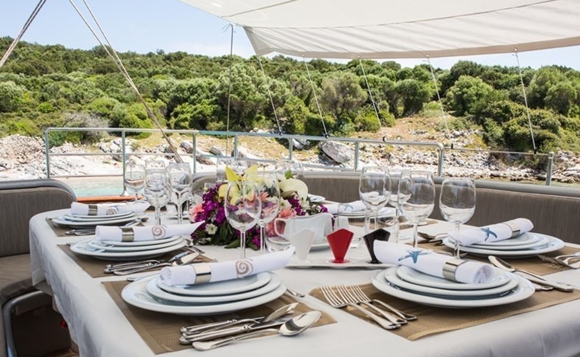 39 metre Le Pietre Gulet ile Göcek çıkışlı ultra lüks mavi tur deneyimi. 6 kabin, 12 kişilik konfor, flybridge ve su sporları seçenekleri.