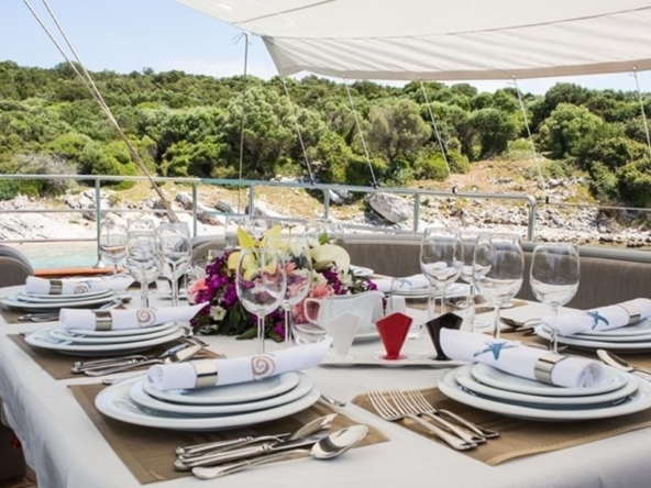 39 metre Le Pietre Gulet ile Göcek çıkışlı ultra lüks mavi tur deneyimi. 6 kabin, 12 kişilik konfor, flybridge ve su sporları seçenekleri.