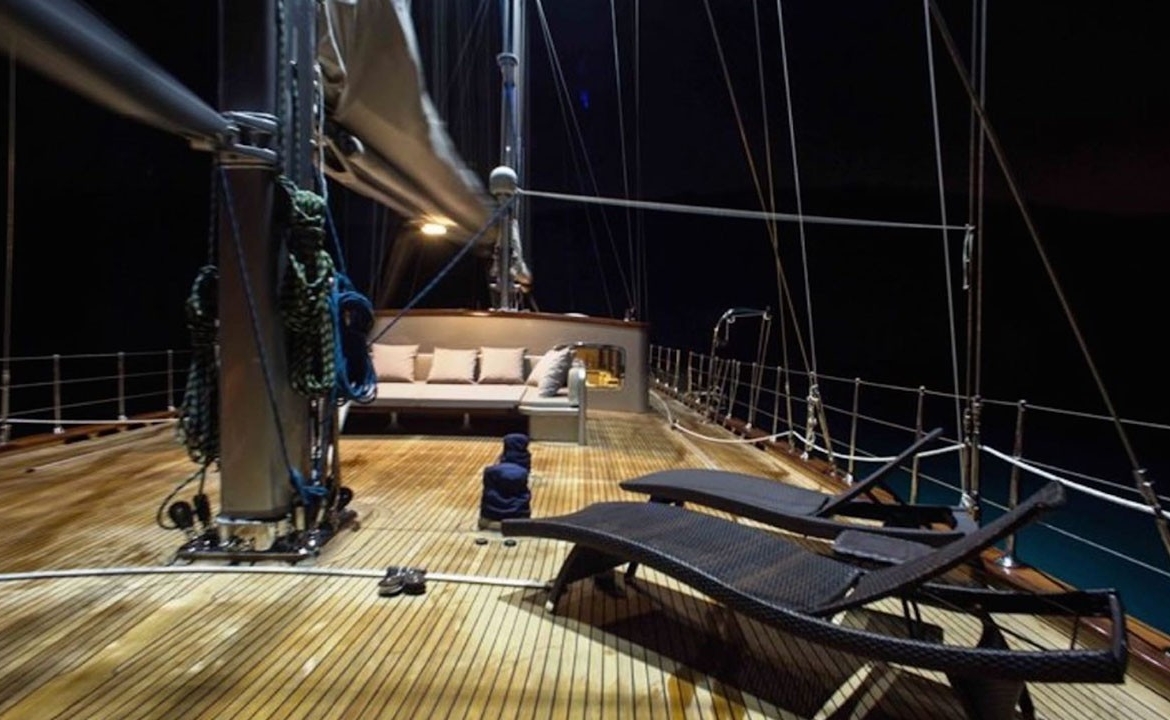 39 metre Le Pietre Gulet ile Göcek çıkışlı ultra lüks mavi tur deneyimi. 6 kabin, 12 kişilik konfor, flybridge ve su sporları seçenekleri.