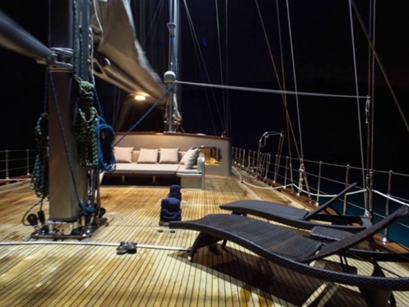 39 metre Le Pietre Gulet ile Göcek çıkışlı ultra lüks mavi tur deneyimi. 6 kabin, 12 kişilik konfor, flybridge ve su sporları seçenekleri.