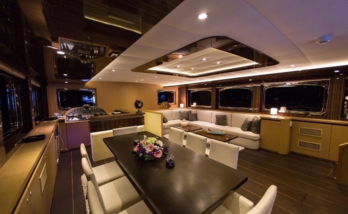 39 metre Le Pietre Gulet ile Göcek çıkışlı ultra lüks mavi tur deneyimi. 6 kabin, 12 kişilik konfor, flybridge ve su sporları seçenekleri.