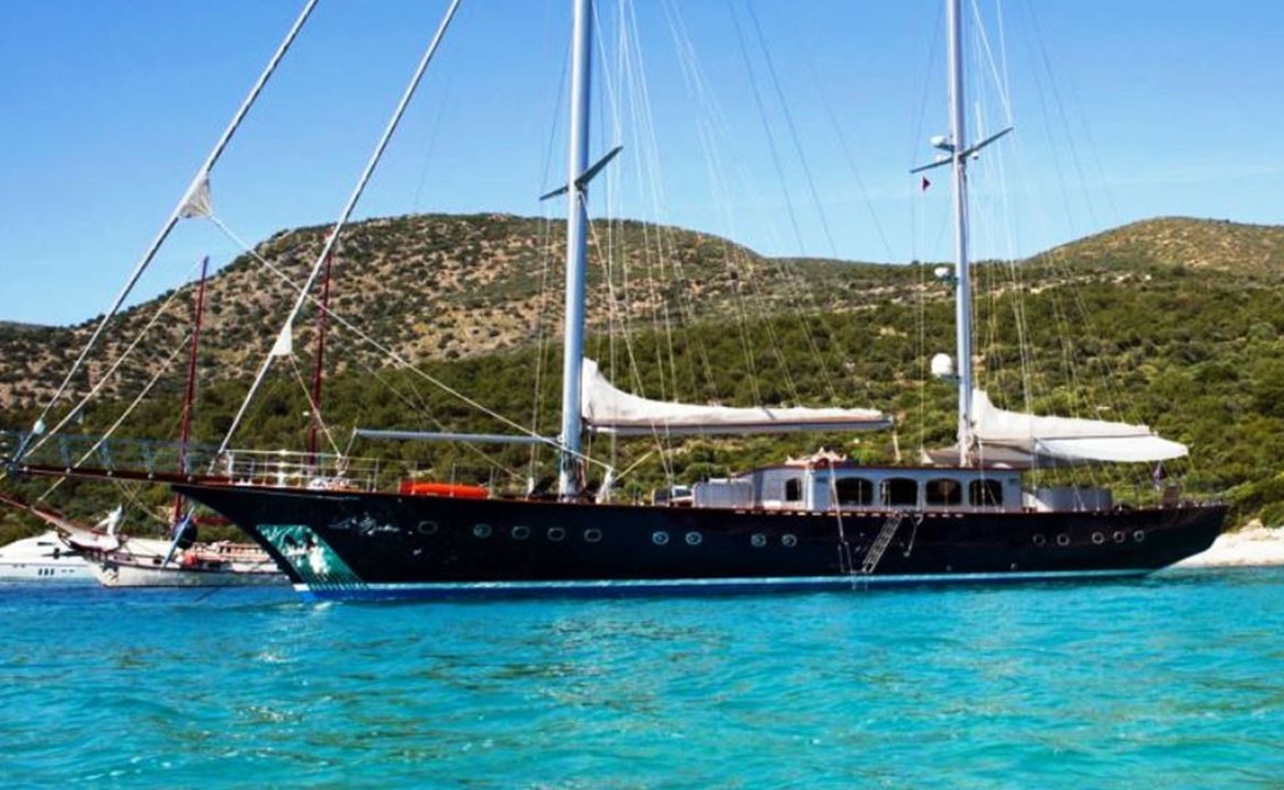39 metre Le Pietre Gulet ile Göcek çıkışlı ultra lüks mavi tur deneyimi. 6 kabin, 12 kişilik konfor, flybridge ve su sporları seçenekleri.