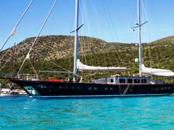 39 metre Le Pietre Gulet ile Göcek çıkışlı ultra lüks mavi tur deneyimi. 6 kabin, 12 kişilik konfor, flybridge ve su sporları seçenekleri.