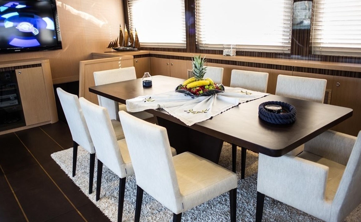 39 metre Le Pietre Gulet ile Göcek çıkışlı ultra lüks mavi tur deneyimi. 6 kabin, 12 kişilik konfor, flybridge ve su sporları seçenekleri.