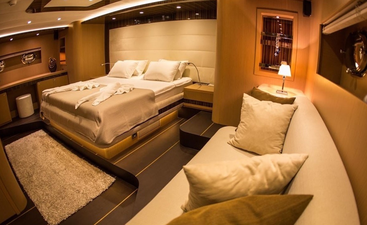 39 metre Le Pietre Gulet ile Göcek çıkışlı ultra lüks mavi tur deneyimi. 6 kabin, 12 kişilik konfor, flybridge ve su sporları seçenekleri.