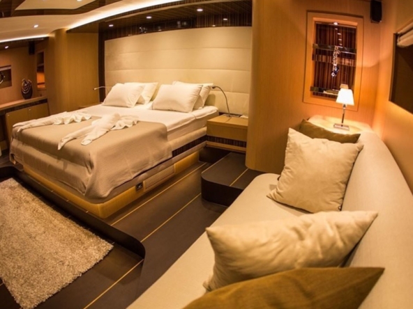 39 metre Le Pietre Gulet ile Göcek çıkışlı ultra lüks mavi tur deneyimi. 6 kabin, 12 kişilik konfor, flybridge ve su sporları seçenekleri.