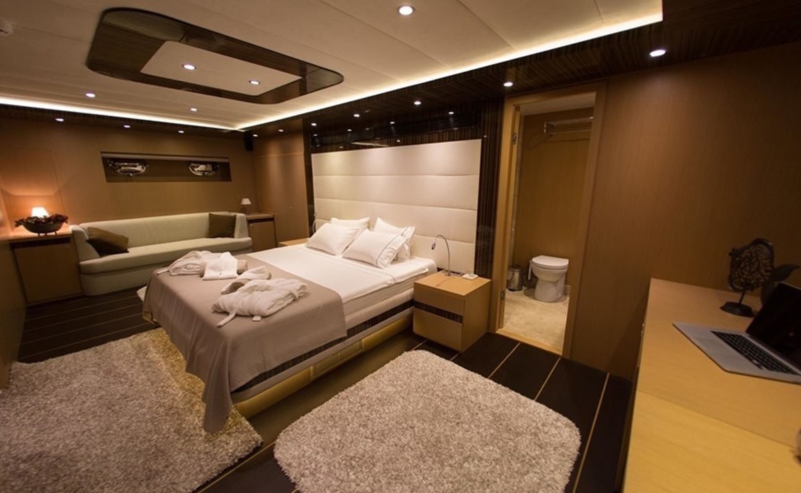 39 metre Le Pietre Gulet ile Göcek çıkışlı ultra lüks mavi tur deneyimi. 6 kabin, 12 kişilik konfor, flybridge ve su sporları seçenekleri.