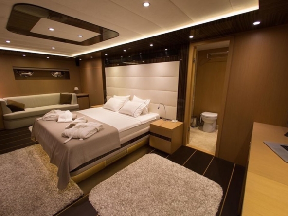 39 metre Le Pietre Gulet ile Göcek çıkışlı ultra lüks mavi tur deneyimi. 6 kabin, 12 kişilik konfor, flybridge ve su sporları seçenekleri.