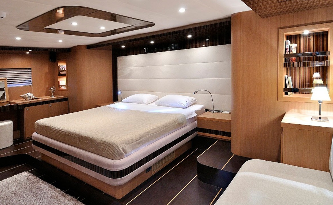 39 metre Le Pietre Gulet ile Göcek çıkışlı ultra lüks mavi tur deneyimi. 6 kabin, 12 kişilik konfor, flybridge ve su sporları seçenekleri.