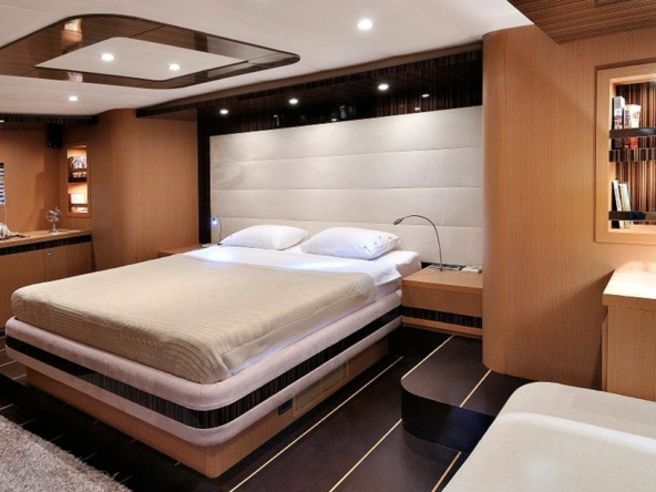 39 metre Le Pietre Gulet ile Göcek çıkışlı ultra lüks mavi tur deneyimi. 6 kabin, 12 kişilik konfor, flybridge ve su sporları seçenekleri.