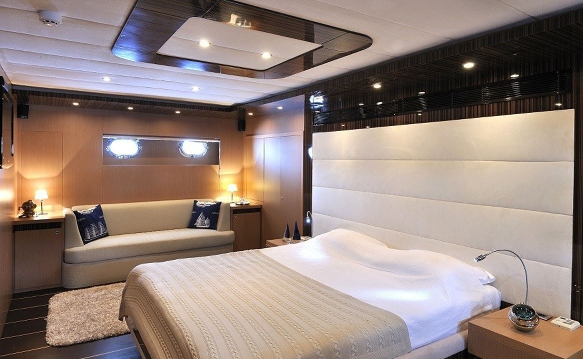 39 metre Le Pietre Gulet ile Göcek çıkışlı ultra lüks mavi tur deneyimi. 6 kabin, 12 kişilik konfor, flybridge ve su sporları seçenekleri.